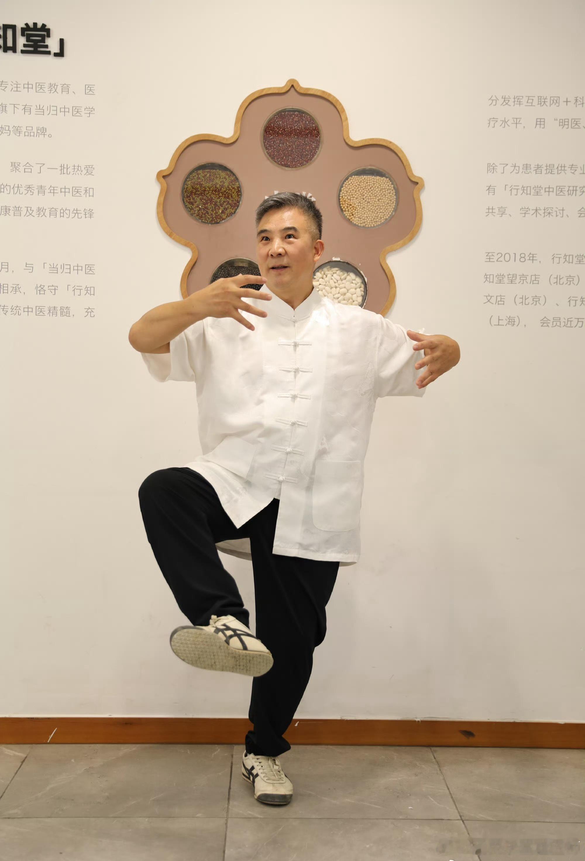 出伏不等于即刻入秋。处暑前后，天地阳气始收，三伏积攒的暑湿尚余，肃降秋燥已然初生，人体便进入湿燥夹杂的特殊阶段。很多人晨起困倦乏力，常误以为只是普通秋乏，究其根源多是脾虚湿困，湿浊阻滞气机，清阳不能够上达，故而周身沉困、精神不振￼￼￼。

不少朋友胃口好转就急于贴秋膘，从中医角度而 ​