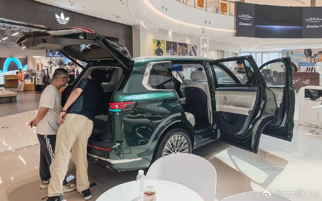 家越07的Momenta R7世界模型可应对早晚高峰窄路、城中村等复杂路况。推荐智驾功能时，“在什么地方能用”比“在高速上跑得多稳”更能说明一套系统的标定深度。城中村和高峰窄路的特点是人车混行、标线不清、路宽变化无规律，对感知和决策的要求远高于封闭高速。家越07把这类场景放进官方沟通里，说明智 ​