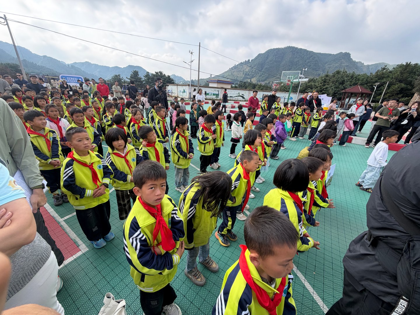 来希望小学支持山里的孩子们🏔️🏫[心]
#欣哲频道##冠军之路#  ​