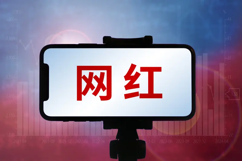 网红宣称捐款百万实际只捐1元，这事真的把人看傻了。
之前广西洪涝的时候，好多人都在主动捐钱捐物帮忙，结果有个叫“安澜”的万粉网红，直接把P好的百万捐款截图挂在首页头条，说自己为灾后重建略尽绵薄之力，靠着这波假善举直接涨粉到3.1万，还总在别人的捐款动态评论区晒万元级别的假截图刷存在感。
结果红十字会