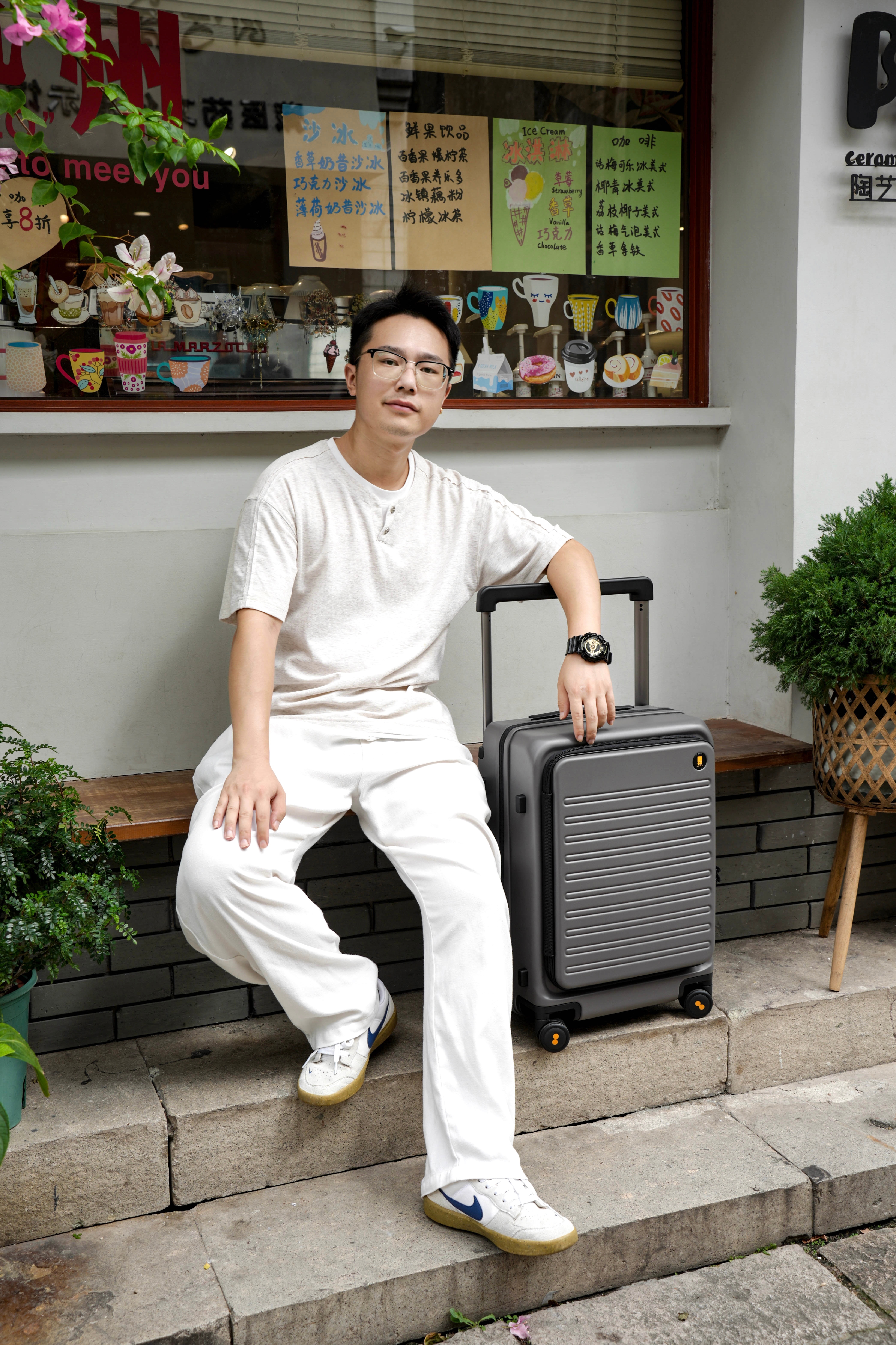 🍃漫步杭州拱宸桥历史街区，踩着古桥斑驳的青石，运河河水缓缓流淌，两岸老街烟火悠然，吹着温柔的河风，享受慢悠悠的城市漫游时光。一场惬意旅途，少不了靠谱的出行伙伴，👉这次带上我的出行新搭档——地平线8号探索家Elite月海墨。中国深空探测首个美学色彩IP「月壤色」首次授权合作。取自月球采样的配色沉稳高级，藏着奔赴未知的浪漫。磨砂PC箱体坚固抗造，不怕托运磕碰。很喜欢它实用的前开盖设计，候机不用整箱开箱，随身物品随取随拿。自带扩容空间，收纳灵活，短途长途出行都适配。不必奔赴月球，携一抹月色出发✨怀揣松弛心境，奔赴假期山海。