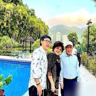 戴了六十年的假发，她自己给摘了。
76岁的徐小凤，私人宴会上直接露出真实发量。没有高耸发髻，没有舞台灯光，就一个老太太，笑得坦然。旁边人愣了几秒，她倒像卸了盔甲，浑身轻松。
要知道半年前她现身张碧晨演唱会，还是招牌蓬松发型，发量惊人，红碎花上衣，飞吻比心。那是给舞台的体面。
现在这动作，比任何