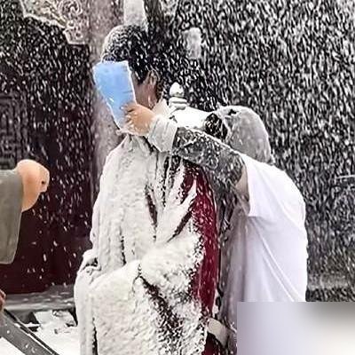 40度高温拍雪夜冻死戏，牛骏峰差点真交代在片场。
《兰香如故》大结局那场戏，横店地表温度逼近40。他穿三层棉袍躺假雪里，汗一出，假雪全化成浆糊黏在身上，导演不喊卡他不能动。
拍完被人架起来，视线都是糊的，灌了两瓶藿香正气水才缓过来。
没替身，没热搜营销，一个男配靠一场“死戏”把主角风头全抢了。