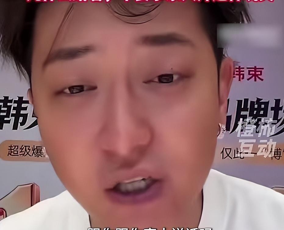 黄子韬这回是真急眼了。
直播间里本来聊得好好的，屏幕上突然飘过几条弹幕，问的内容那是相当离谱，居然叫人家徐艺洋晒妊娠纹。
黄子韬一看就炸了，直接对着镜头吼道：“凭什么给你看？你要是想开玩笑冲我来，别拿我家人说事。”
说实话，这已经不是他们官宣当爸妈后第一次遇到这种糟心事儿了。
打从半个月前徐