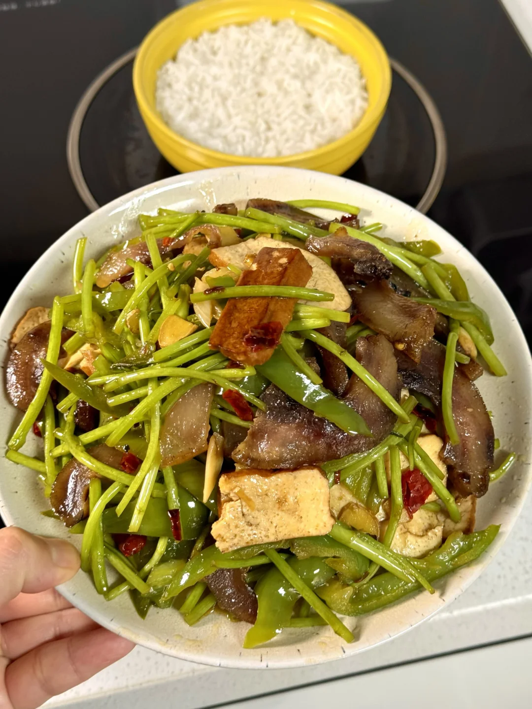 今日份下饭菜是藜蒿炒猪头肉
