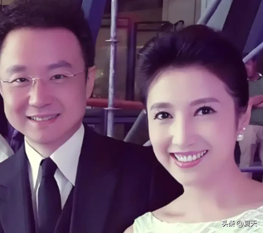 2017年，著名主持人刚强向春妮求婚，春妮表示：“结婚可以，但是咱先说好，我不会给你生孩子”，刚强满口答应：“好好，你说了算，都依你”，婚后他只用一招，就让春妮心甘情愿做了妈。
 
春妮坚持丁克不是一时兴起。她有过一段长达数年的婚姻，前夫也是传媒行业的从业者，两人当初约定好不要孩子，把全部精力放在事