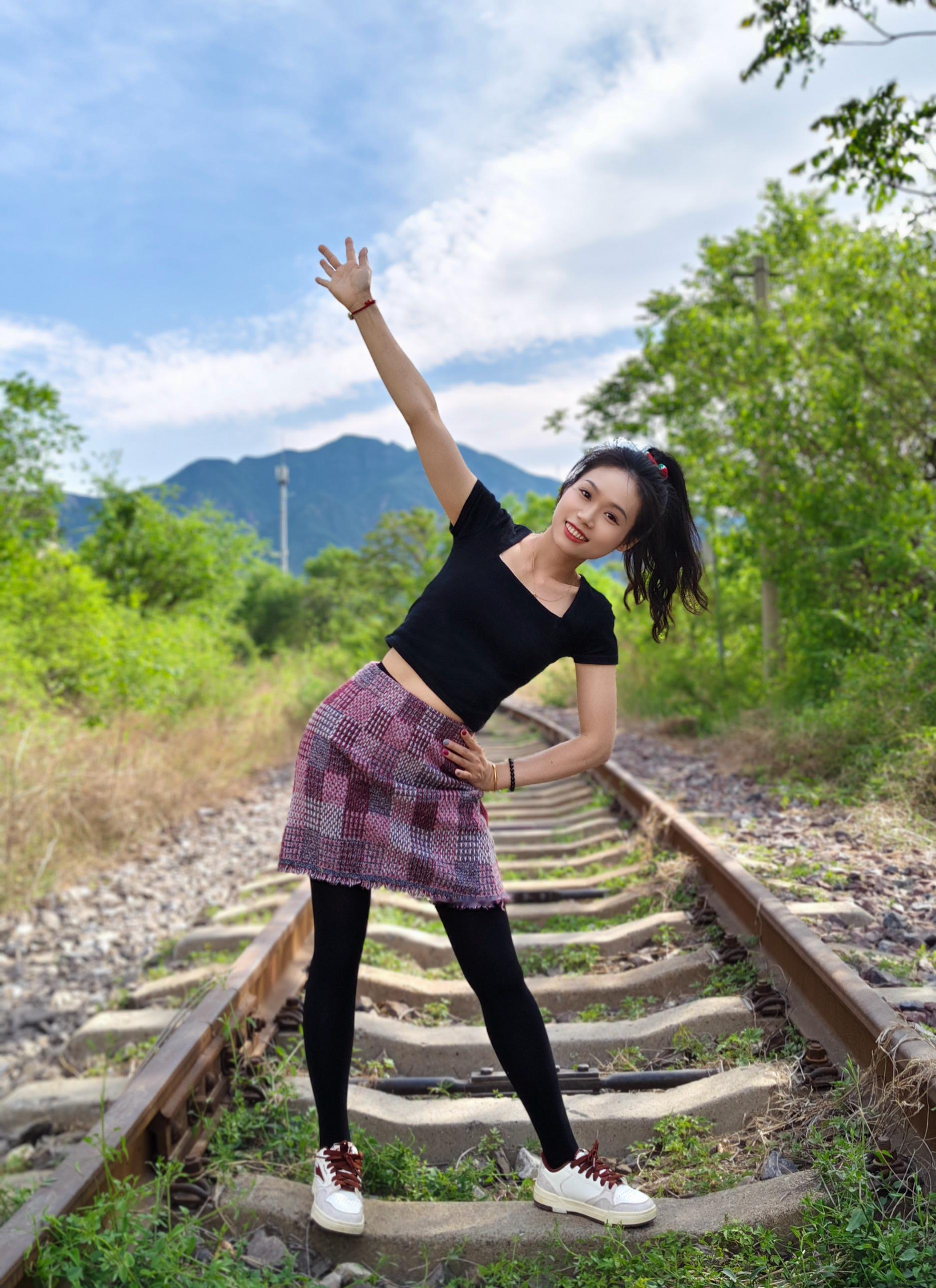 废弃车站出片：铁轨上的“厚黑”美学~铁轨锈成沉默的序章，黑丝藏着不动声...