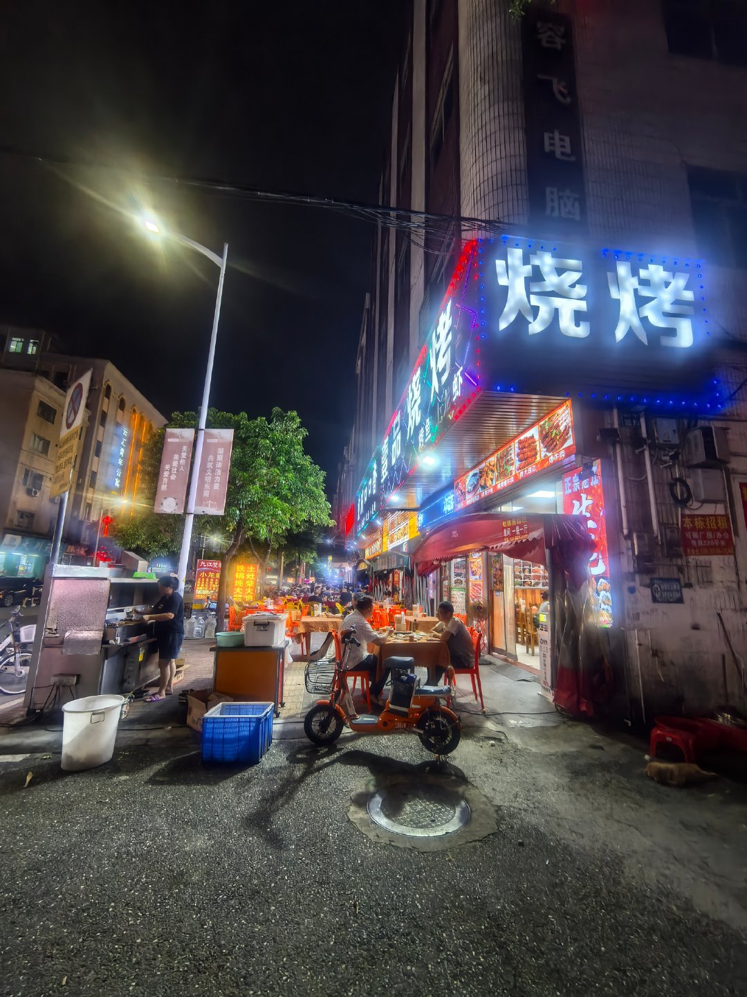 晚上 9:30 ，东莞厚街的莞太路边，还有人在加工模具。
这劲头要放到全世界去，谁能抵挡？[思考]如果欧洲开始定义超时劳动为违法，如同这两天法国定义希音的超多超便宜的超快时尚为违法，这世界如何走向？
两种思维，全球大碰撞。#大出海#  ​