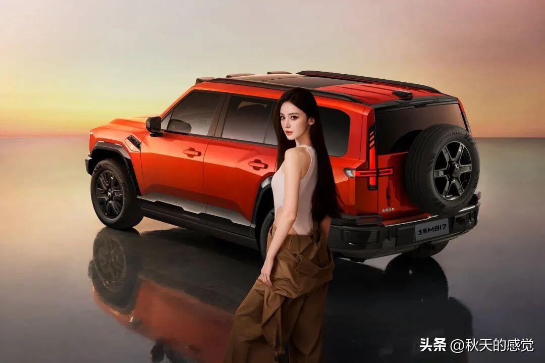 2026成都车展刚开幕，我在现场撞见古力娜扎了！
谁懂啊！今天逛2026成都车展，本来是冲着新款车去的，转头就在展台撞见古力娜扎本人了！
生图比精修还好看，一身浅色系穿搭站在新车旁边，整个人白得发光，周围人都看呆了，现场快门声根本停不下来。
这次她站台的那款新车，刚好是本届车展刚首发的重磅车型，好多