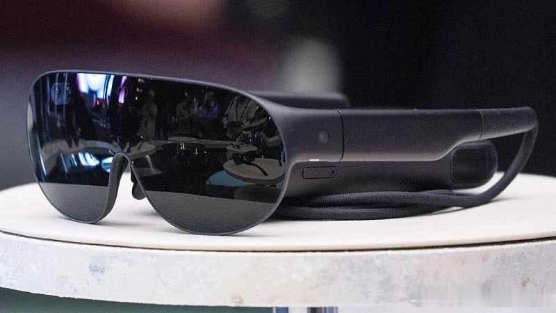 在Meta Connect大会上，扎克伯格发布了Meta VR Glasses——一款融合普通智能眼镜形态与Quest头显立体3D、VR能力的新设备。它将于2027年上市，起售价1,299美元，而Quest 3目前仅售599美元，价格相差一倍多。

规格对比

VR Glasses采用Micro-OLED显示屏，单眼分辨率2412×2288，视场角70×66度，搭载Snapd ​