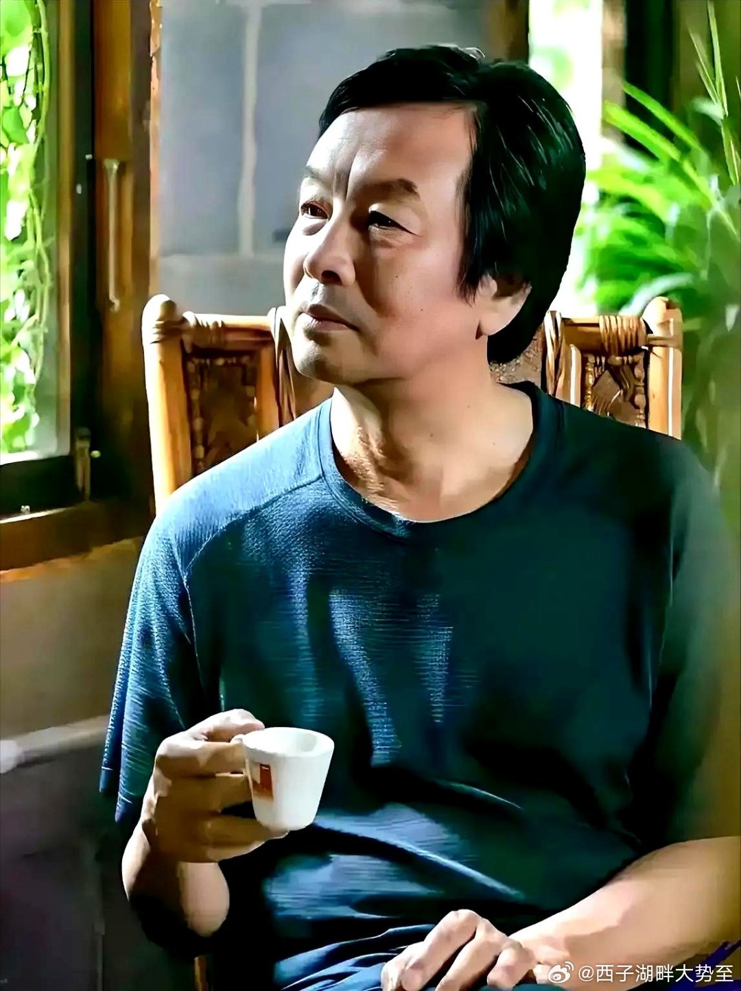 #青水书苑录#    
        人生有三层精神枷锁必须打破。一旦破除，人就会觉醒。第一层枷锁：“吃得苦中苦，方为人上人”。醒醒吧，这句话是最大的骗局。工地搬砖而、流水线拧螺丝的，吃的苦还少吗？哪个因此成了人上人了？现实是什么？吃得苦中苦，老板开路虎。只要再努力，老板换宾利。第二层枷锁， ​