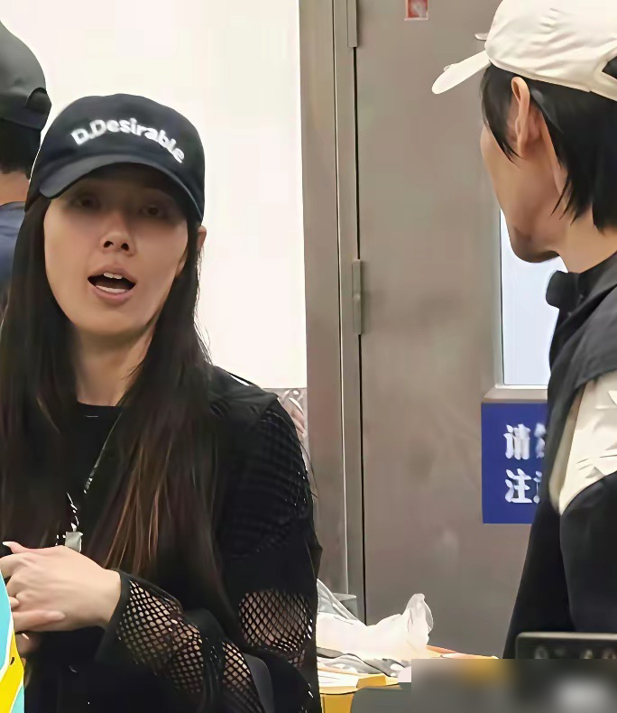 郭碧婷二胎后自曝，下楼梯腿发软，怕摔。
38岁生老二，脐带绕颈，宫内缺氧。顺转剖，吃全餐。她说之后好几年，整个人浮肿，怎么都瘦不下来。
还突然对特定食物过敏，一吃脸和身上全肿。上综艺亲口讲，下楼梯得扶稳，腿没劲。
镜头前憔悴，素颜没血色，脸颊凹，发质枯。网友光看见外貌，没看见身体里那套系统被掏