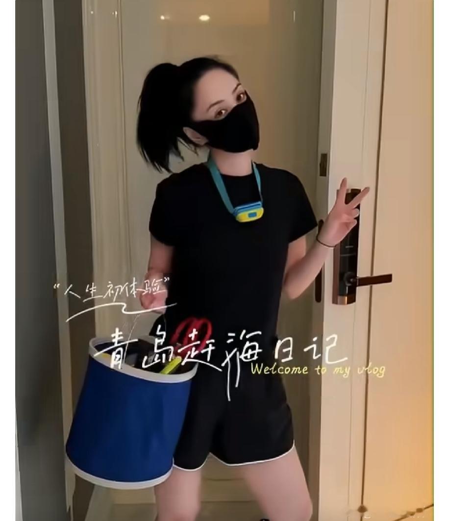 阿娇，冲上热搜！
 
9月17日，阿娇（鍾欣潼），连夜冲上热搜。原因是她在社交平台晒出青岛赶海vlog。晚上九点出发，一直玩到深夜，蹲在滩涂礁石间寻觅，收获了小螃蟹和海星，体验完后全部放生。
 
夜色下踩水寻宝，她玩得投入，像回到小时候。从Twins出道到现在，阿娇经历过太多起伏，被舆论推上过风口浪