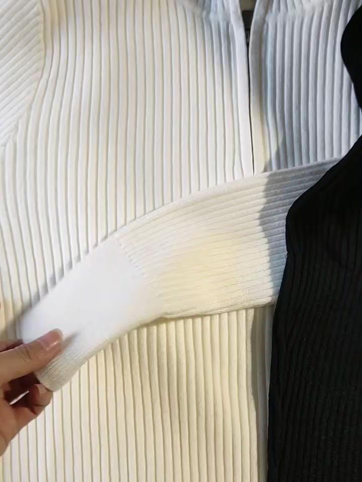 🧶新款针织衫终于到啦！三个颜色温柔又百搭，面料摸起来软乎乎的，贴身...