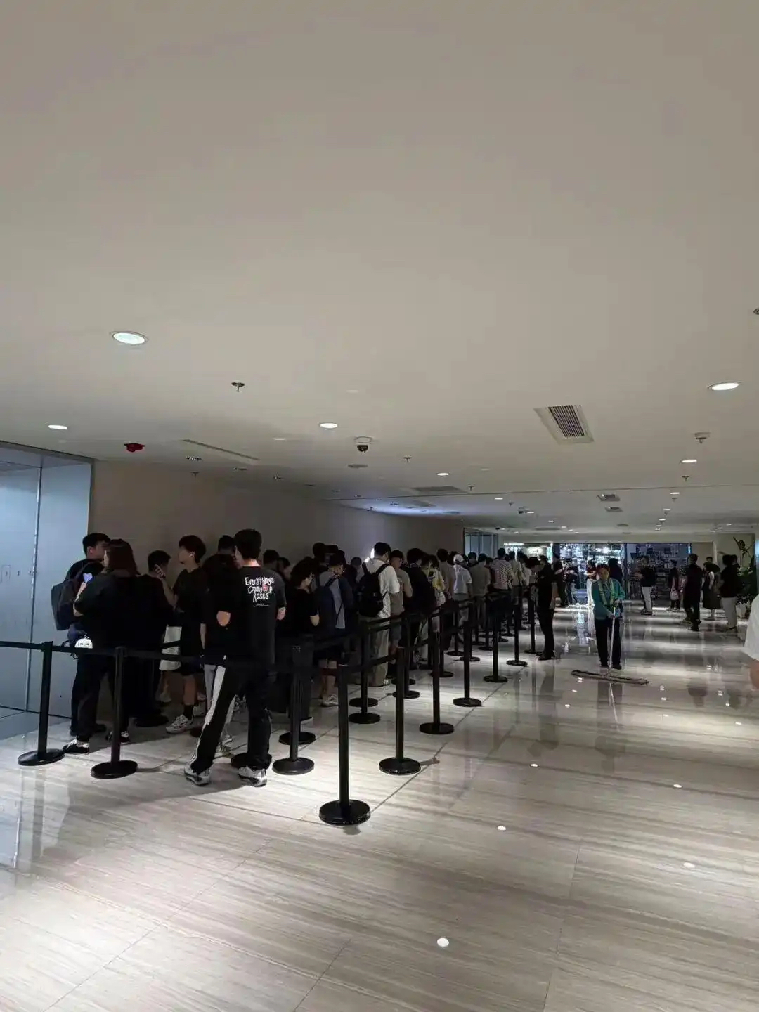 首发现场冰火两重天！iPhone18 Pro Max 加价 700，标准版 Pro 直接破发降价 900 元

9 月 18 日上午 8 点，iPhone 18 Pro 系列正式开售。记者实地探访上海陆家嘴世纪大道苹果直营店，门店外早早排起长队，百余位消费者到场抢购首批发售新机，黄牛也早早守在现场收