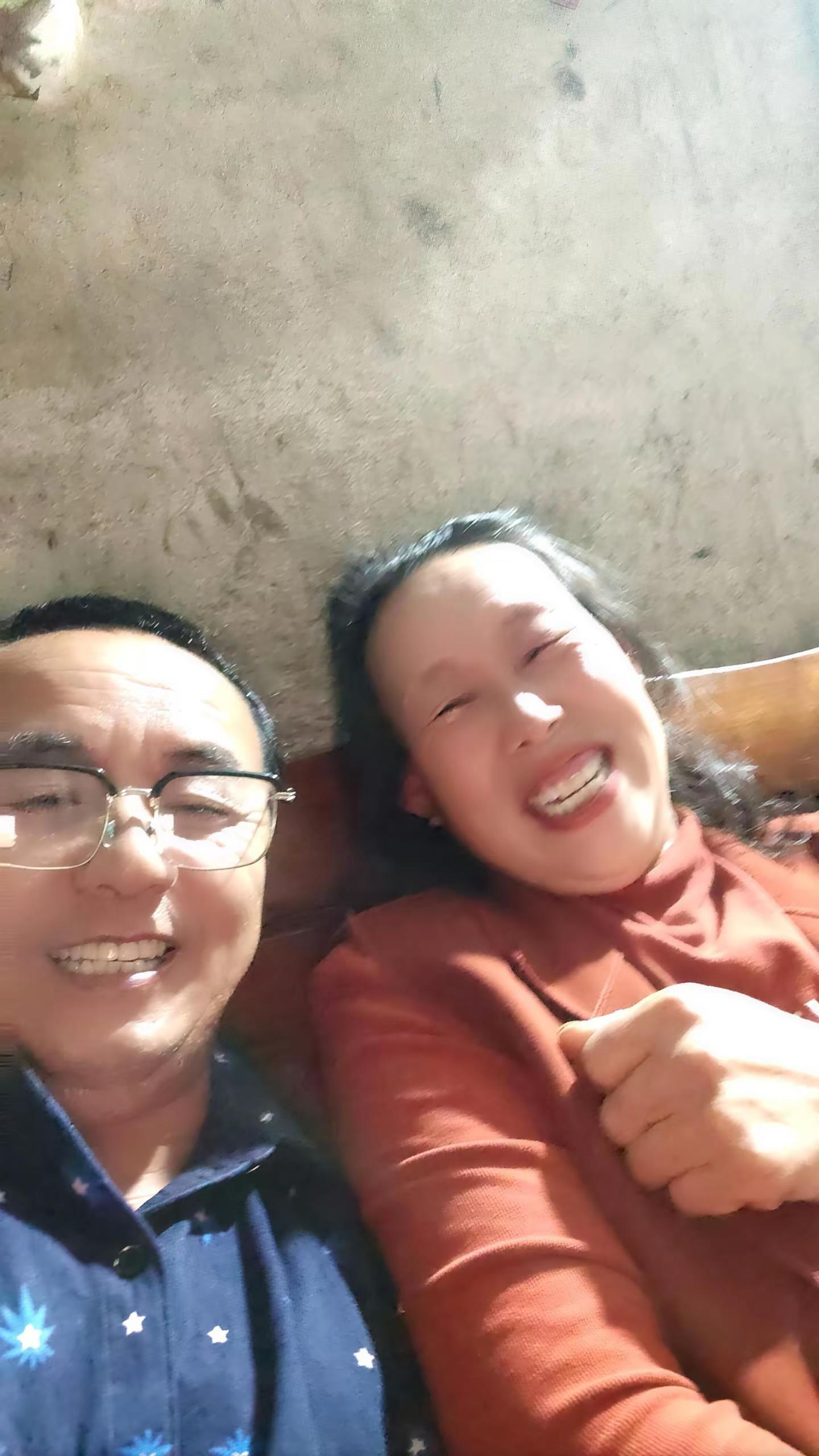 <p>夫妻恩爱 老婆辛苦了 我一笑就是一张大头照 老夫老妻秀恩爱 祝你...