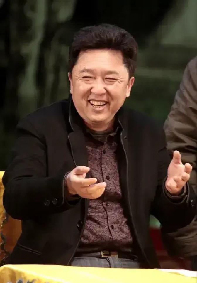 一次，鲁豫问于谦：“平时聚餐，你会喊郭德纲一起么？”于谦摆摆手：“我们吃饭从来不叫他！”鲁豫不解：“你俩感情不是很好吗？”于谦却笑了：“我们不是一路人。”
 
那天录完节目，于谦掏出手机看了看。微信里几个朋友组的饭局已经定了地方，他回了句“晚点到”，就把手机揣回兜里。往外走的时候，他想起刚才鲁豫那个
