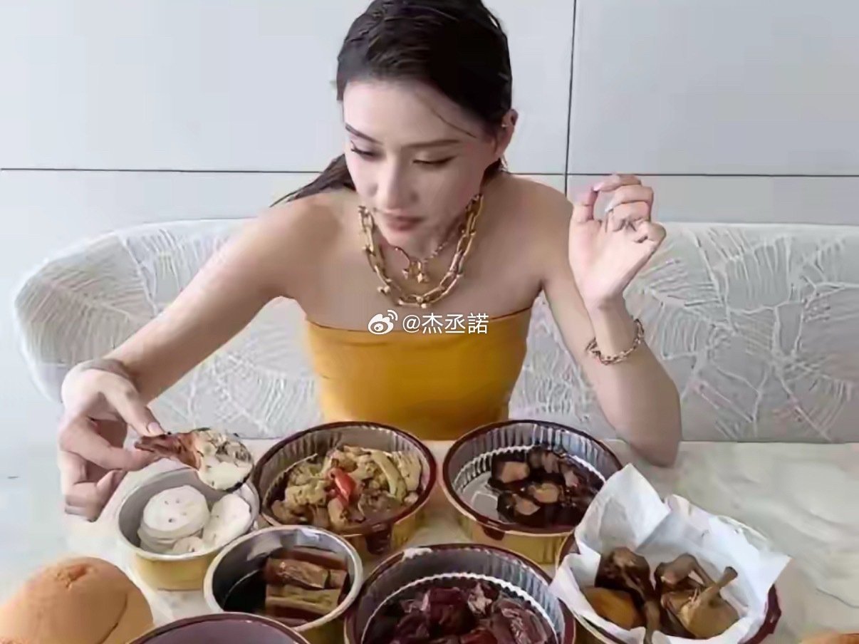 何超莲晒照下午茶，这真够奢侈的、果然贫穷限制了我的想象力，我只看出来那个鸭腿 ​