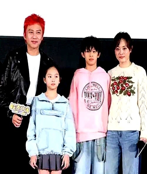 评论区扫过去全在喊“邓超戴假发了”。

12岁的小花跟在邓超后头，下巴都快搁到邓超肩膀上了。仔细看这脸型、笑起来的弧度，甚至连搞怪瞪眼都跟邓超一个模子刻出来的。偏偏眼睛随了孙俪，一单一双的杏眼，连腿型也挑了妈妈的优点长。

邓超那张喜感脸搁女儿身上，反而透出一股子飒劲。

星二代最大的福气，就是长得