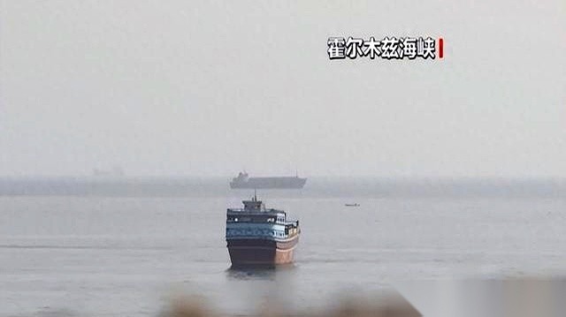 10月11日当天，霍尔木兹海峡主航道和阿曼湾海域里，整整6艘商船在同一天接连挨了打。
挨打的船里不仅有驶出海峡的油轮和集装箱船，甚至连停在阿曼苏哈尔锚地的船都遭到了无人机袭击。
现在航道里还死死卡着七八百艘进退两难的船，中东原油海运运费占比已经从原本的1%至3%一路飙升到了25%至30%以上。
说白