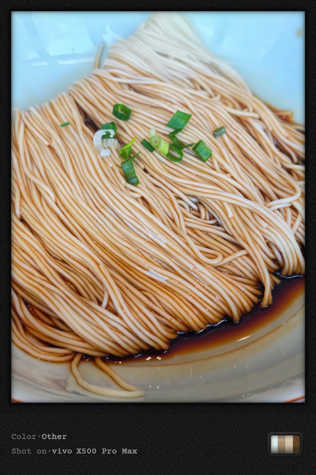 一碗素面彰显功德。

牛肉虾仁鸡蛋赋能功德加倍。[太开心] ​