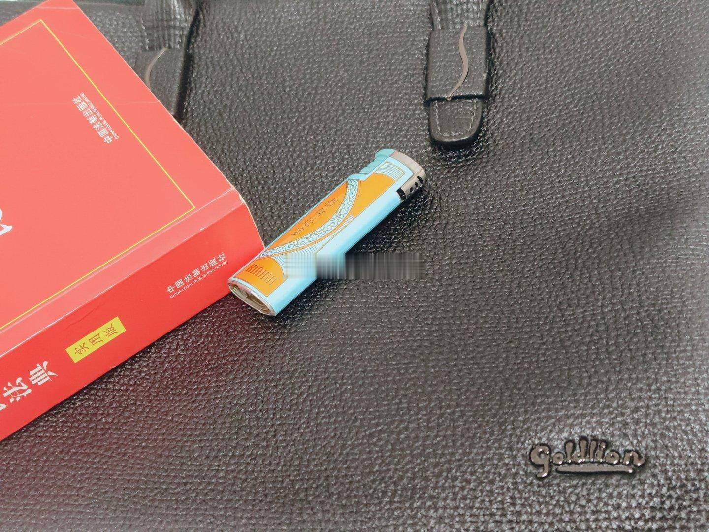 加班结束，此刻坐在办公室里，有感而发，昨天中午，我坐在律所会议室里，等待我的当事人，她关注我五年了，看我的解析和案例，慢慢调整心态自愈，她老公对她进行了长达9年的精神PUA。
婚后，她老公收入不稳定，却长期贬低她，让她觉得自己一无是处。为了讨好这段关系，她把自己的婚前积蓄全部拿出来， ​