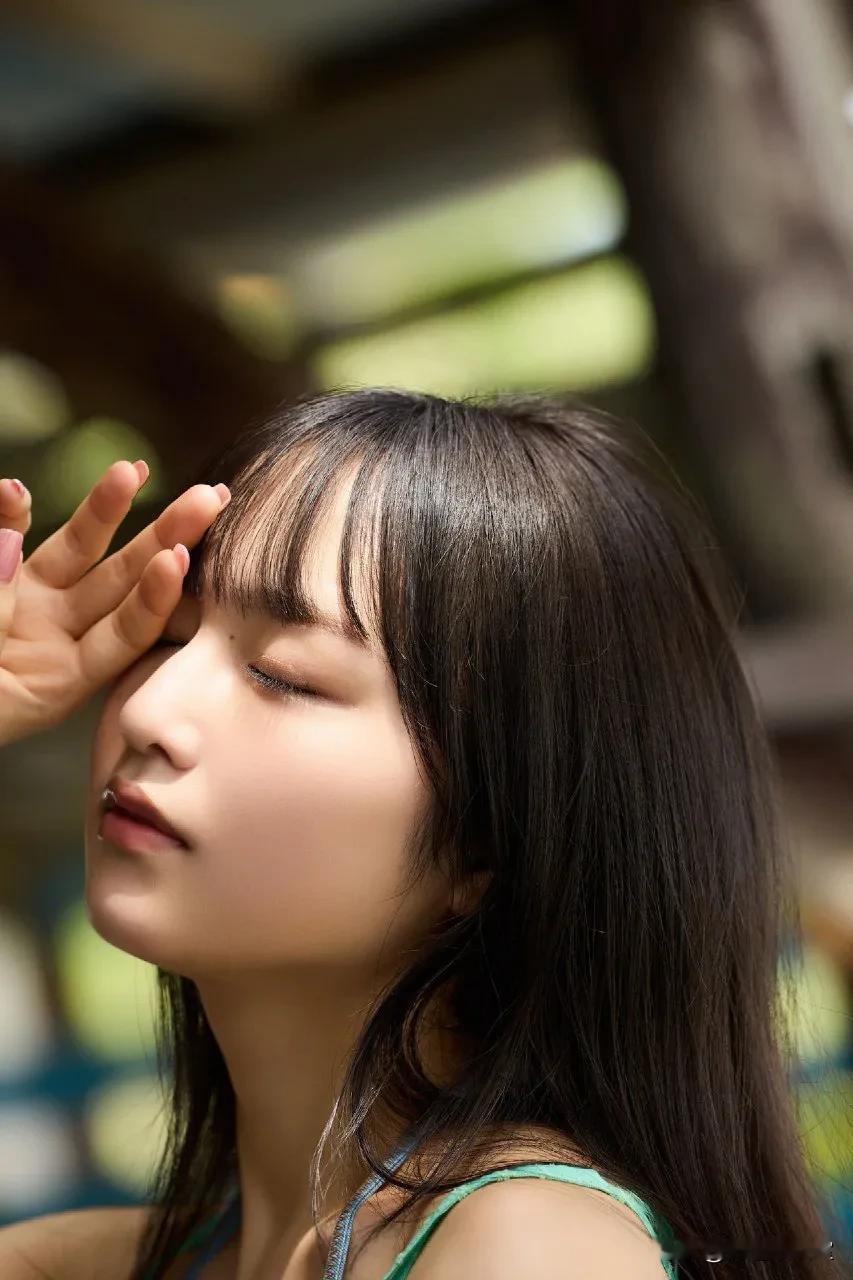 阳光洒落，闭眼享受这宁静的午后时光美少女清纯甜美写真