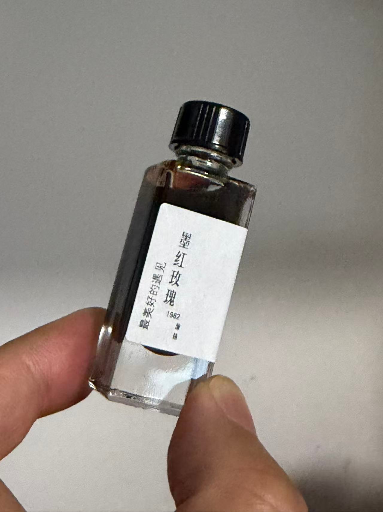 漫行草木间 秋风凉，墨红玫瑰正正好；遇见美好遇见美好 墨红玫瑰并非天然原生的野生玫瑰，而是人工定向杂交培育出的特色月季品种，最终在云南找到了最适配它的生长沃土；人间烟火 它的正式学名为朱墨双辉（Rosa chinensis Jacq ‘Crimson Glory’ H.T.），1935年由德国著名月季育种家W. Kordes完成定向杂交培育，亲本组合为中国云南原生香水月季 × 欧洲杂种长春花月季，从诞生之初就自带高香气物质积累的基因优势；风起云散 这个品种最初在欧洲作为观赏杂交茶香月季推广，凭借丝绒般的墨红色重瓣花型和远超普通月季的浓郁香气，很快在园艺圈获得了“深红光荣”的别名，也就是它英文名“Crimson Glory”的直译来源；