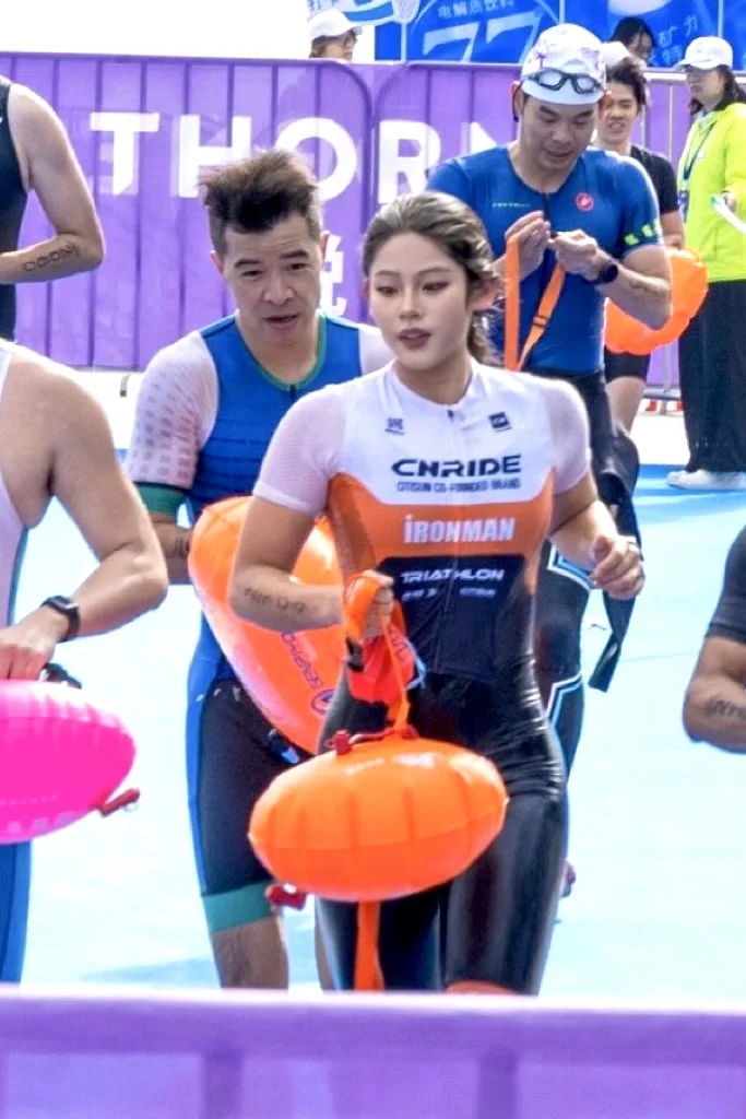 第二场铁人三项斩获首金 她不必被柔弱定义