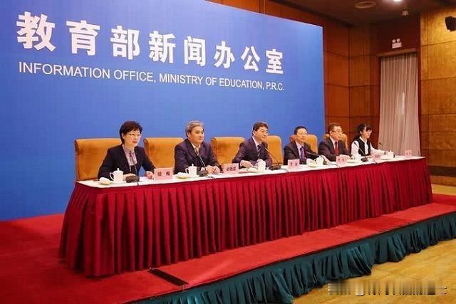 教育部释放新的政策信号，教师绩效要向教学一线，班主任，乡村教师倾斜。
持续落实教师工资待遇不低于当地公务员的相关要求，消息出来之后引发广泛讨论。

一线授课老师日常承担大量课堂教学任务，班主任除上课之外，还要处理班级管理，学生沟通等各类繁杂事务。乡村教师身处条件有限的环境，要面对更多现实困难。现实当