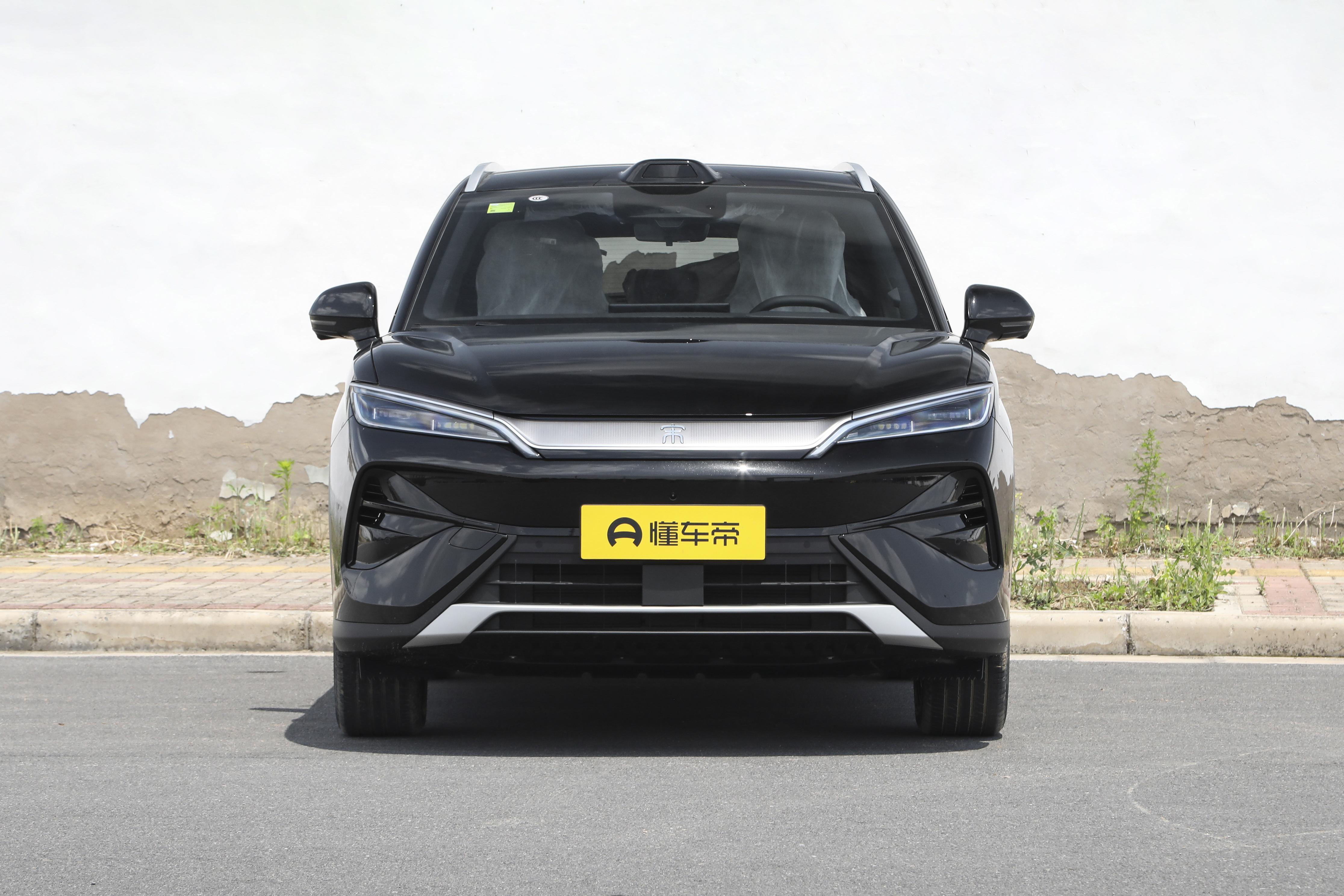 比亚迪宋Ultra EV：王朝网这块&34;纯电空白&34;补得怎样
比亚迪宋Ultra EV这台车，我关注它主要是因为它要填补的是王朝网B级纯电SUV的空白，这个位置比亚迪空了挺久了。按目前信息，它定位中型SUV，龙颜设计、贯穿式尾灯，还会标配顶置激光雷达和天神之眼高阶智驾，明摆着是想在主流纯电SUV市场里，