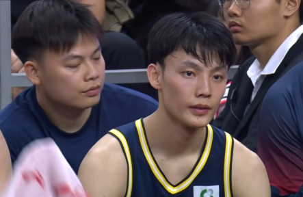 实话实说，广东队以胡明轩徐杰为核心是不可能成功的。  胡明轩巅峰已过。...