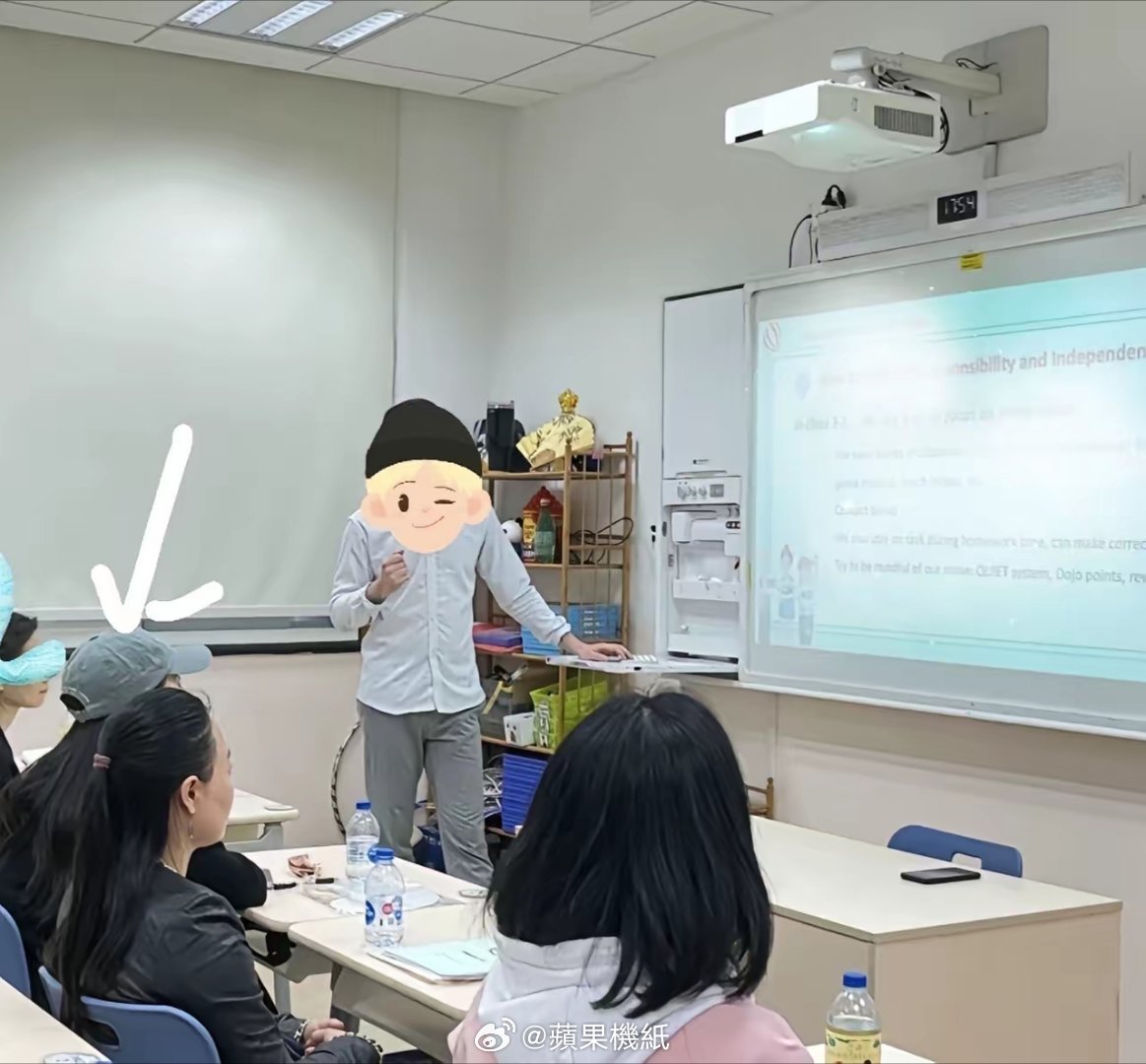 #Angelababy来到儿子学校开家长会##杨颖来到小海绵学校开家长会#小海绵真的很幸福，虽然爸爸妈妈离婚了，但是他从来不缺少爱 ​