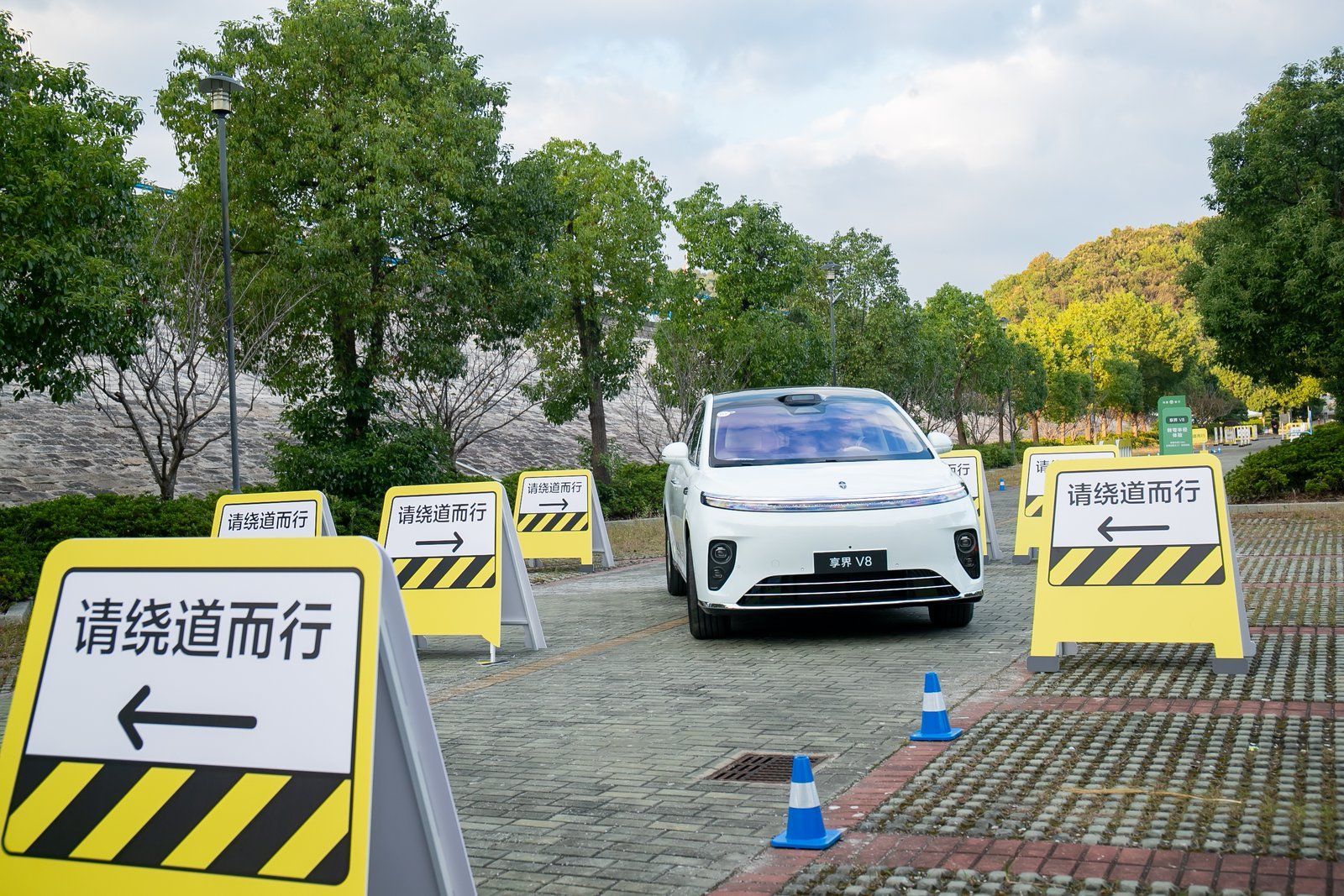 #新车资讯# 享界V8标配±12°后轮转向，转弯半径5.09米，五米级MPV最小；双腔空悬+双阀CDC，五档80mm调节，带蟹行模式，实测窄路掉头、断头路均一把过。补一个参考：传统MPV转弯半径普遍在6米以上，V8是5.09米。大车也有A0级小车的灵活，好开好停，窄位泊车和掉头不在话下。一家人都能轻松驾驭，解决了很 ​