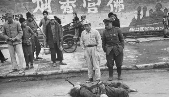 1927年，周恩来遭逮捕，没想到，审问他的那个人，竟然是他从前的学生，他靠近周恩来，压低声音讲：“周主任，您把心放踏实，我肯定会想办法把您救出去。”

信源：澎湃新闻——「学习恩来」闻宁：“4·12”政变周恩来是如何被捕的？

1927年4月的上海，枪声比黄浦江的潮信还密。

四一二清党刚刚启动，工