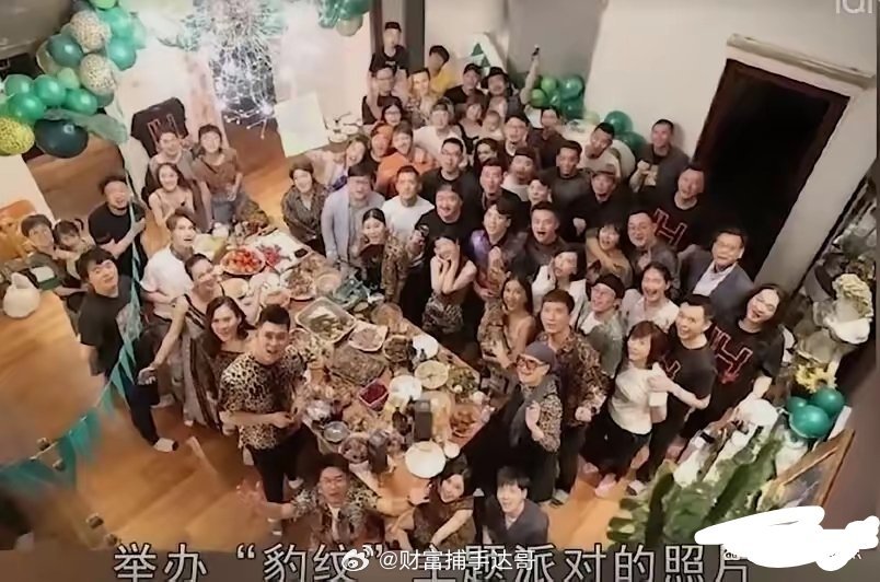 突然就懂刘欢了，
那栋房子，
虽然大得能坐下八十几个人，可我敢确定一件事，这房子最值钱的地方不在面积
​录好声音那几年，他隔三差五把学员叫到家里来，自己系上围裙下厨，炖汤做菜。
​有一年六一，一口气来了八十几个人，他端出一大锅红烧肉，吉克隽逸袁娅维都说那是吃过最好吃的。
​没有舞台， ​
