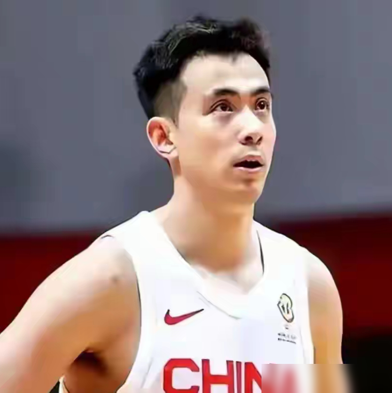 场场赛前抽膝盖积液，顶着喉咙软骨骨裂打球，中国男篮的1号位，已经拼到弹尽粮绝了。
8月31日打黎巴嫩，最后4.1秒，是浑身是伤的赵继伟咬牙送出绝杀助攻。可转头打韩国，男篮直接惨败。为啥？底牌全打光了。
赵睿腿伤迟迟好不了，直接挂在伤病名单。赵继伟更惨，右膝严重积液，腰椎间盘突出，连嗓子旧疾都拖到