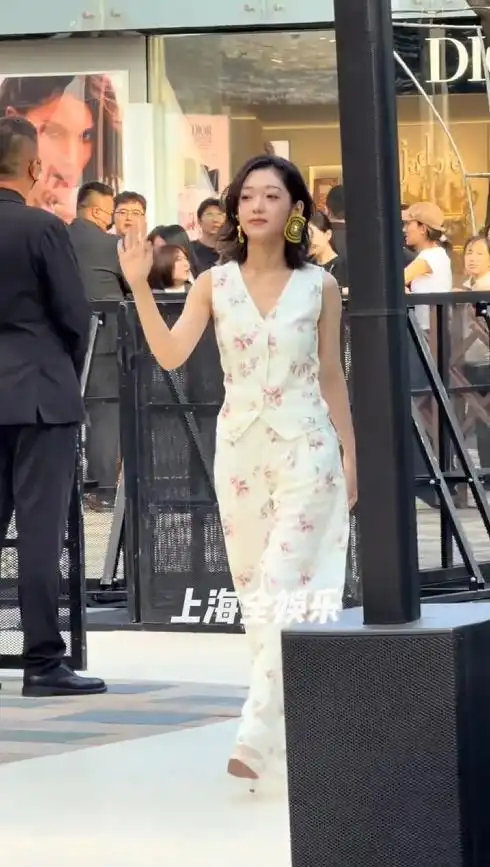 当 36 岁何穗和女星同框！才懂颜值在身高面前不值一提，同台直接被狠狠压制 ​