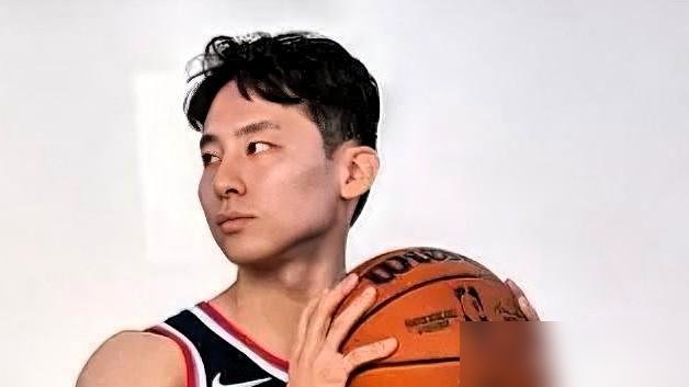 14分钟10分4助攻，转头就被裁了。
河村勇辉打猛龙那场，3投全中，罚球也全进，效率拉满。结果快船还是没留他，直接宣布裁掉。
理由不新鲜，身高太矮，防守吃亏，后场人又挤。他拿的是Exhibit 10合同，本来就是边缘中的边缘。接下来大概率去发展联盟圣迭戈快船，熬满60天能拿9.1万美金。
八村