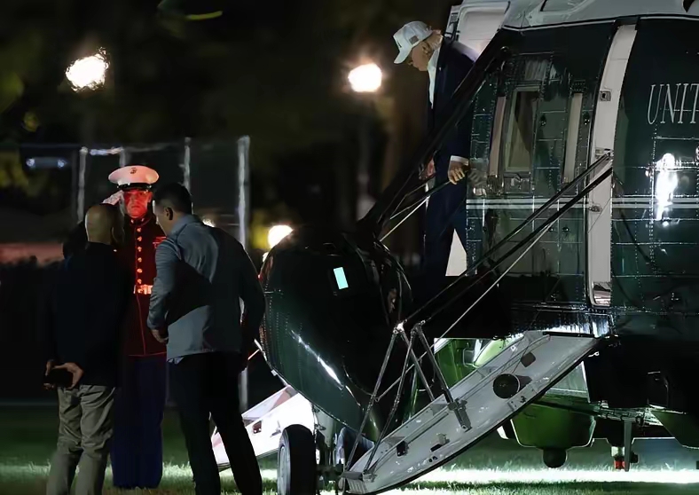 特朗普改主意了？美伊这边还没个结果呢，沙特又和胡塞武装打得有来有回了，虽然之前美国总统特朗普拒绝了沙特王储两次致电给他请求美军直接空袭胡塞武装的提议，但显然特朗普对沙特和胡塞的情况也很“上心”，因为就在特朗普提前结束在马里兰州戴维营的休假、提前一天回到白宫后，美国有线电视新闻网就曝出特朗普在戴维营度