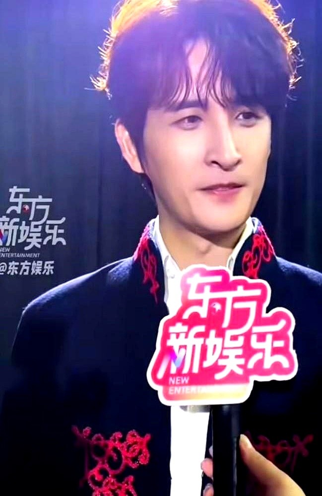 记者把“0713谁最帅？谁是唯一歌王？”的送命题直接砸向张远。

张远接招极快：“除了我，其他兄弟都帅。”旁边的俞灏明和王栎鑫听完，嘴角直接咧到了耳朵根。至于歌王，他毫不犹豫把票砸给了陈楚生。

高帽子给足大哥，低姿态留给自己。

团队里锋芒毕露的人好找，但这种甘愿当四两拨千斤的润滑剂、把面子全塞给