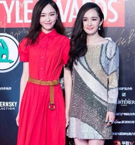 前经纪人李登科聊杨幂跟唐嫣，
 
他说了句实话，
 
他说杨幂跟唐嫣之所以闹掰，并不是因为迪丽热巴。
 
拥有经纪人从业经历的博主李登科，在直播互动时，被网友追问杨幂与唐嫣疏远的真相。多年来网上广为流传一种说法：《克拉恋人》播出后，女二号迪丽热巴人气暴涨，热度盖过女主唐嫣，而迪丽热巴隶属于杨幂工作室