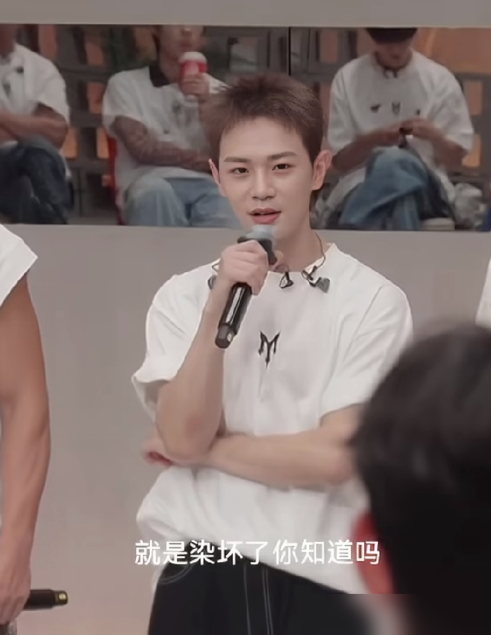 曹骏染发染到发质报废，干脆剃成短刺头，结果《要你管》舞台一出来，童年滤镜碎了一地。
他第一次碰高燃唱跳，带刘畊宏陈若轩，小考81票并列第三。动作利落，武术底子全用上，评审说跳舞很有感染力，就是音准差点。刘畊宏说他练到凌晨，姚琛盯着调镜头感，即兴一句要你管直接冲热搜。
染发褪色过度，头发快废了，只