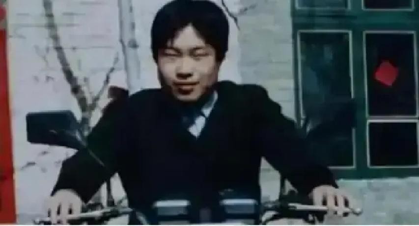 1995年，21岁的聂树斌被枪决，他死前说，妈我没杀人，案子办得很快，几个月就判了死刑，所有人都觉得他就是凶手。

拿到无罪判决的那天下午，张焕枝没让任何人陪，自己去了村后的坟地。她把判决书复印件点燃烧了，看着纸灰在风里打转，嘴里低声念叨：“树斌，这回你可以挺直腰板做人了。”
村里一些老人还记得聂树