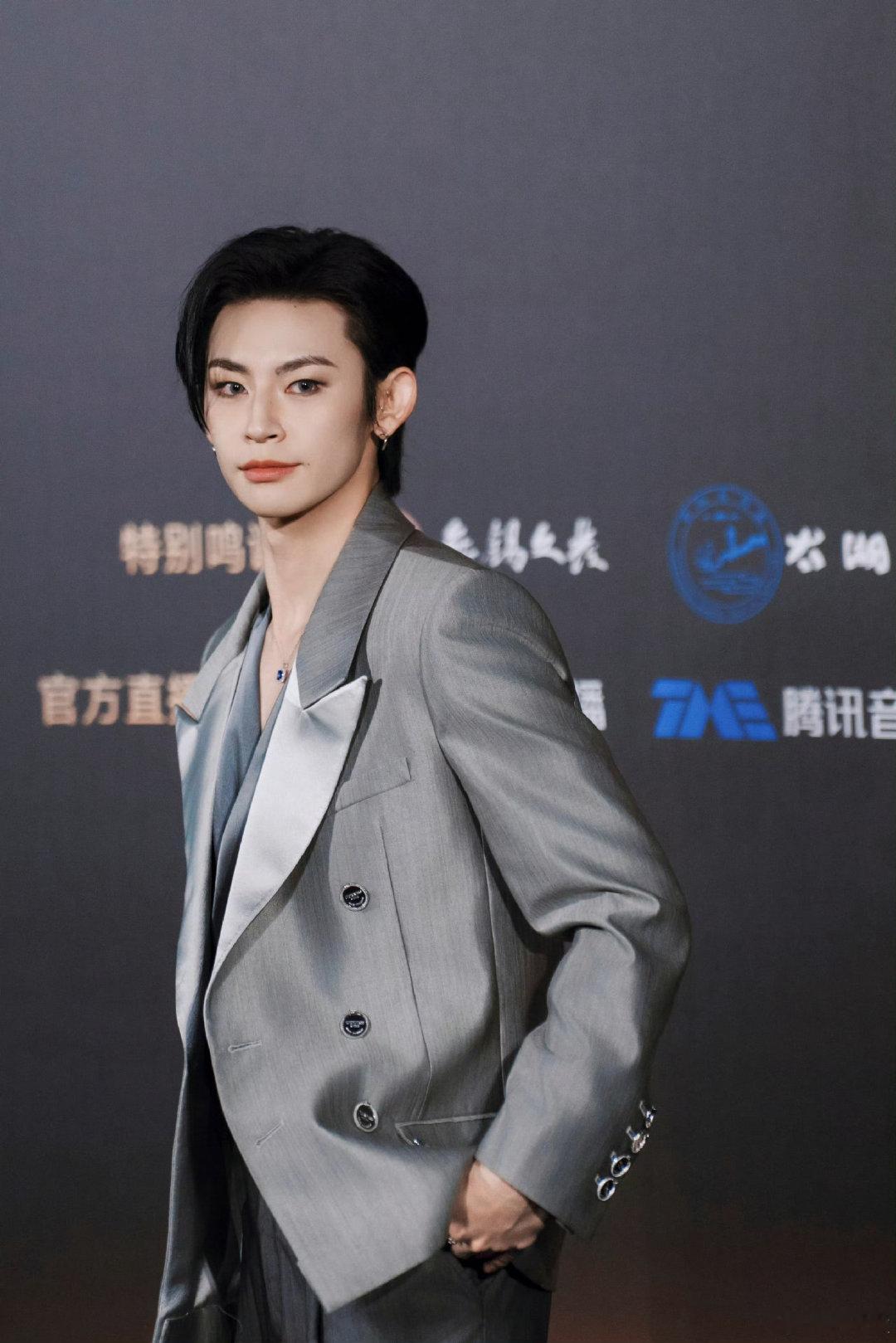 #小鬼王琳凯[超话]# wlk#小鬼王琳凯嗨放派# wlk#小鬼王琳凯极狐阿尔法t7星推官#  

你也会像我一样去无数次了解你的收藏 喜好 星座 音乐 所有的一切吗

​