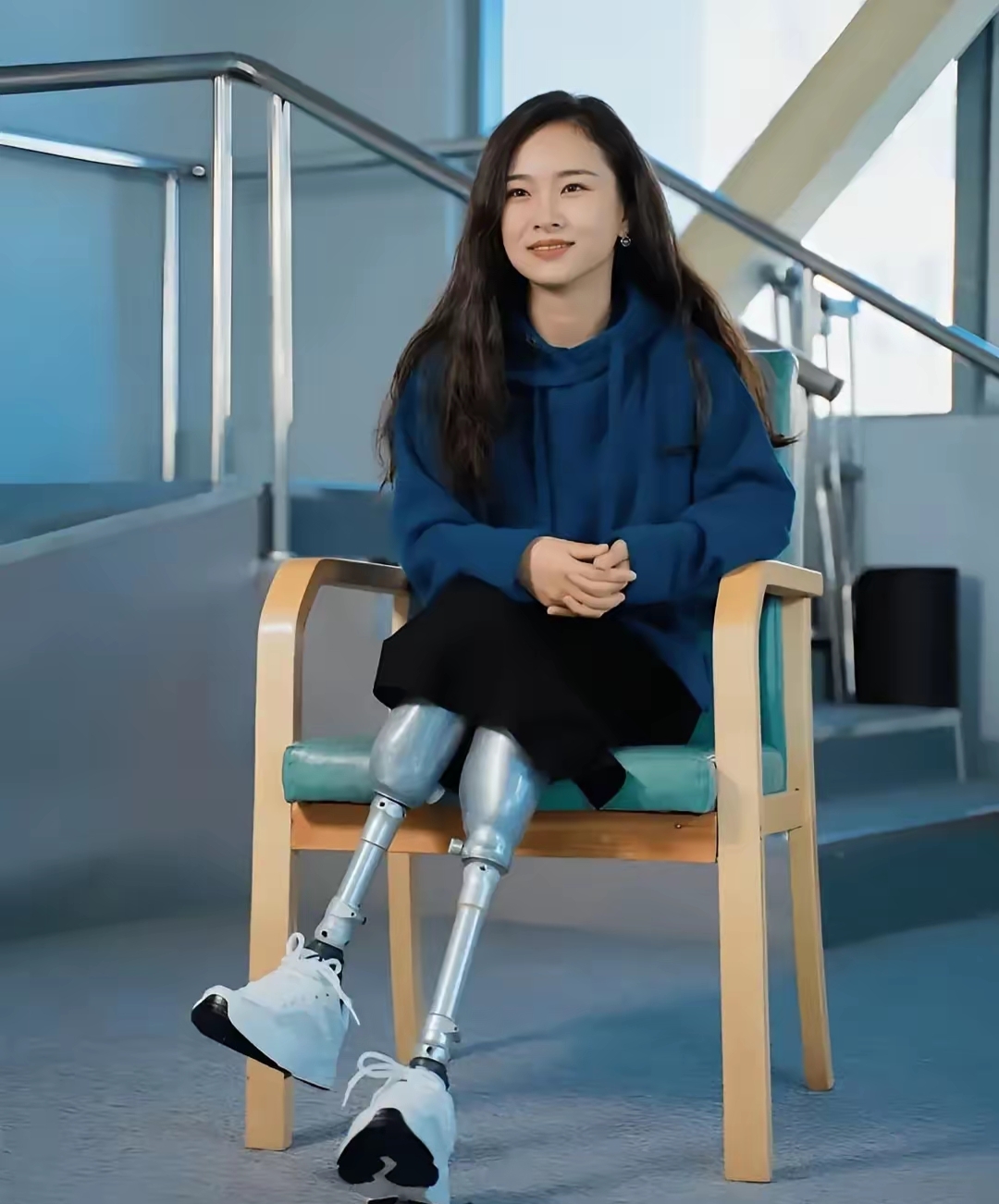 2008年，廖智在地震中失去了双腿，早已出轨的丈夫趁机带着女儿离开了她。然而，志
