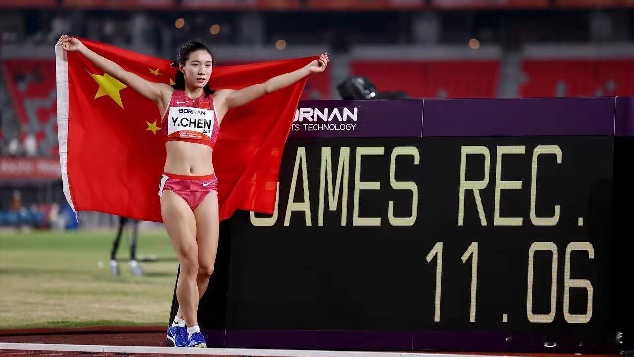 11秒06！人美速度快，17岁陈妤颉成为亚洲女飞人
        陈妤颉是浙江宁波姑娘，2008年出生。不光长相亮眼，跑步步频更是惊人，妥妥的又美又能跑的亚洲女飞人。
        她百米跑出11秒06，刷新亚洲青年纪录，是咱们亚洲女子短跑新生代的领军人物。她出身短跑世家，父母都是田径运动员。1