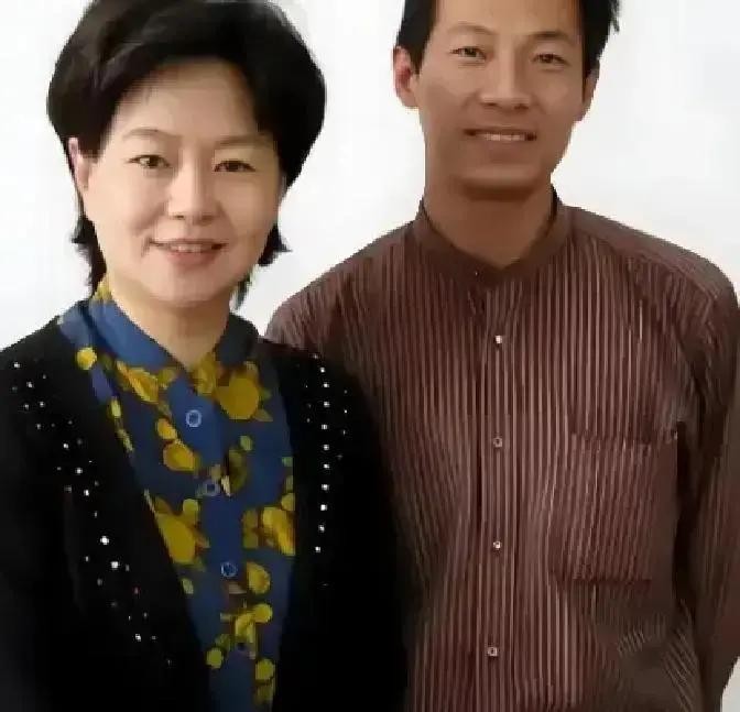 1999年，鞠萍向丈夫提出了离婚。

她为了儿子净身出户，牵着孩子的手搬进只有一个床和折叠桌的出租屋。她在走廊尽头的公用厨房煮面，儿子懂事地把碗里的鸡蛋夹给她。
白天她是镜头前的大风车，把儿子带到化妆间写作业，晚上她在公交车上许诺儿子一个有书桌的家。深夜她对着台本，靠着自己稳住了一个母亲和孩子的全世