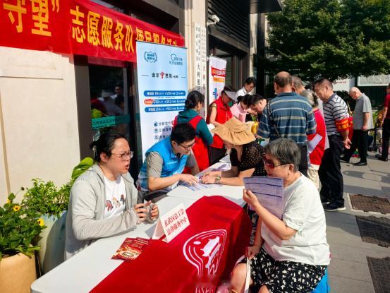 为切实服务辖区职工群众，把工会法律服务送到职工家门口，9月16日上午，玄武门街道总工会依托大树根社区“睦邻守望”志愿服务队便民服务活动，联合玄武区总工会法律服务中心，在大树根社区门前广场设立工会法律服务点，组织玄武区法律援助律师顾宁霞现场为辖区职工群众提供法律咨询服务，以实际行动践 ​