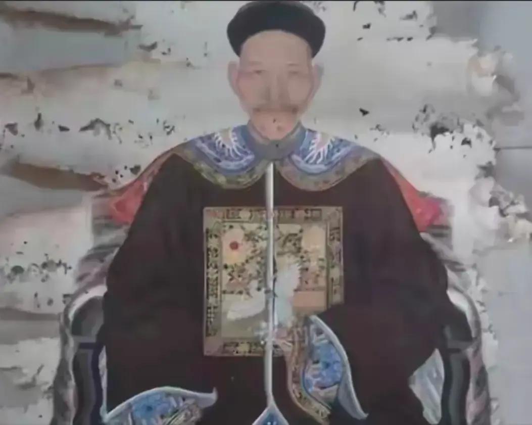 有一天，雍正瞧见朱轼正严厉地批评弘历，心里有些不忍，便私下对朱轼说：“朱师傅啊，不管教不教弘历，他日后都会成为皇帝。”没想到朱轼的回应，让雍正一时语塞。
 
雍正从懋勤殿出来，背着手慢慢走。廊下的太监们远远跟着，没人敢靠近。他走到养心殿门口，又折回来，对身边的太监说：“去，把弘历叫来。”
 
弘历来
